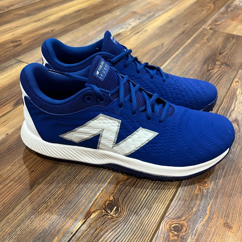 Women’s New Balance Fuelcell V4 Softball  Turf Shoes, Size 10